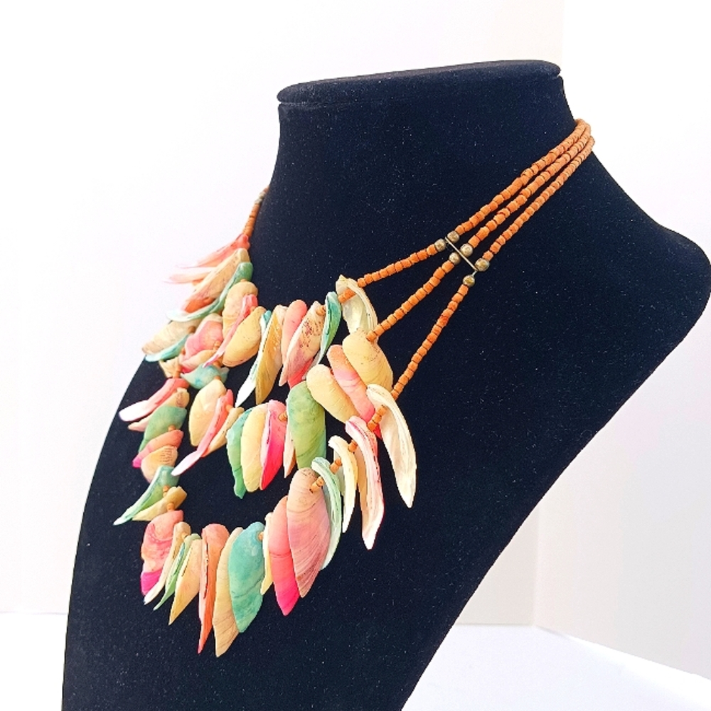 PETITE SHELL NECKLACE VINTAGE petite wood beads pink turquoise cream child beach